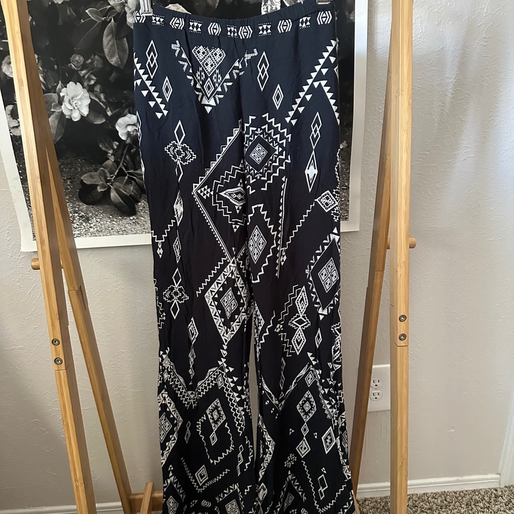 Billabong Black and White "Midnight Hour" Wide-Leg Beach Pants (size Large)